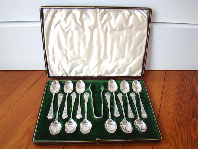 A beautiful cased set of 12 English silver plated teaspoons and a matching pair of sugar tongs circa 1900